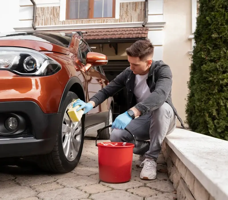 Lavage auto à domicile Poisson : professionnel intervenant sur un véhicule